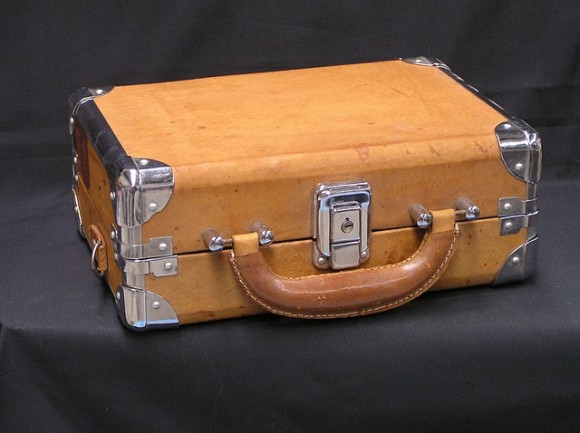 carrying-case-19576_640