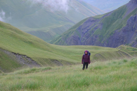 Cesta do sedla Acunta (3431 m) v gruzínské Tušetii.