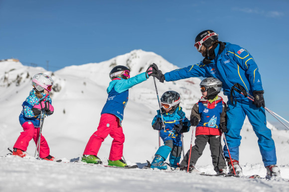 Kde jinde se naučit lyžovat než v rakouských Alpách?